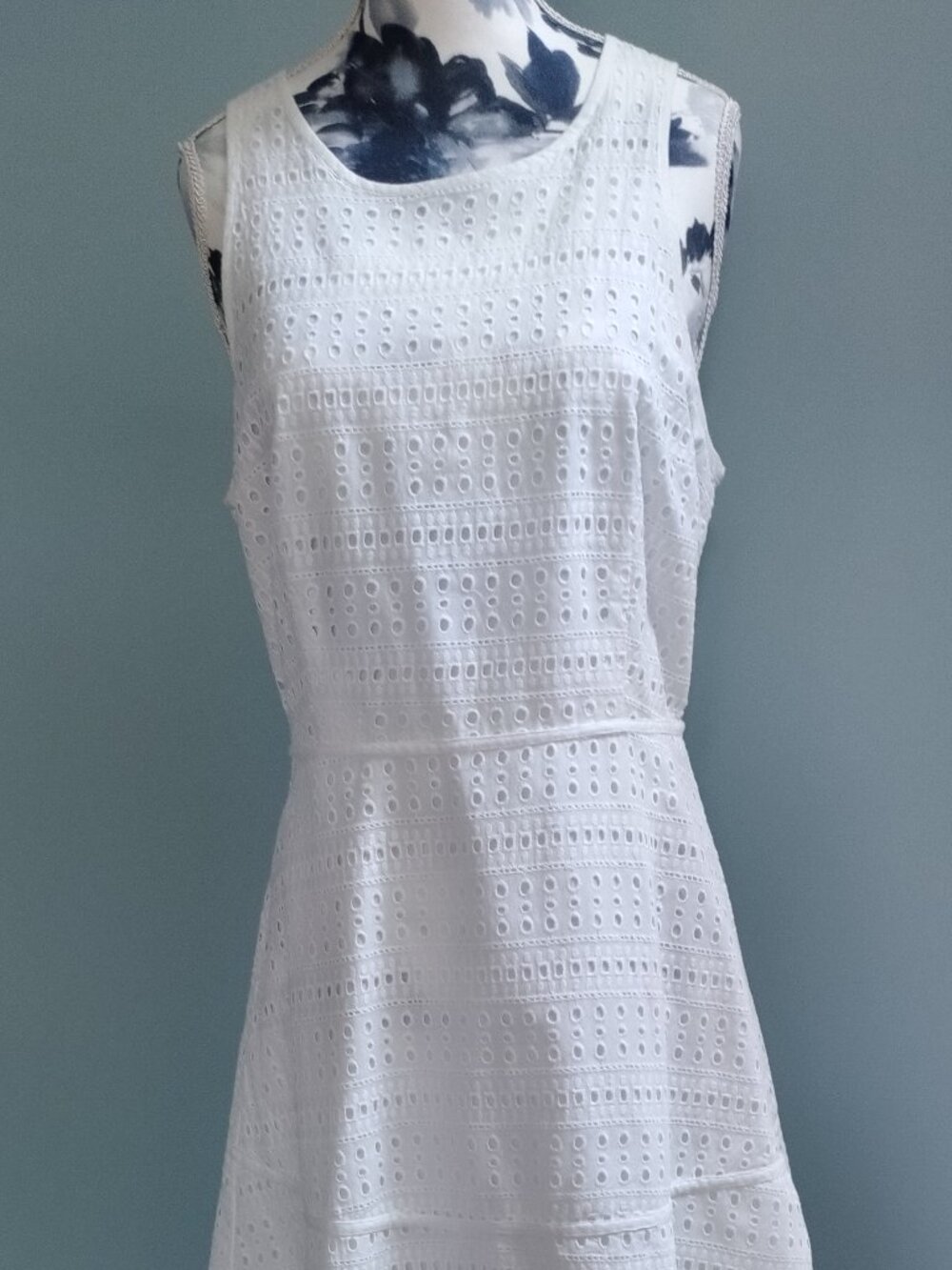 GAP Fit and Flare White Eyelet Cotton Summer Dress , size 4 - Picture 3 of 9
